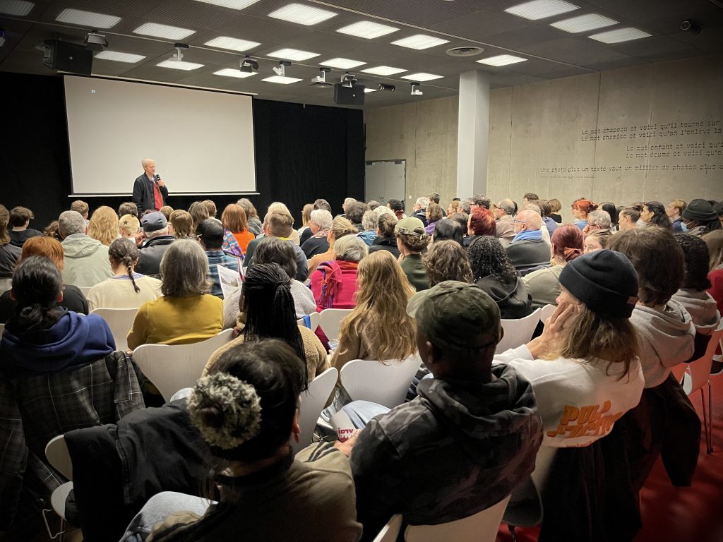 Georges Heck, président du Lieu documentaire, présente le film au public