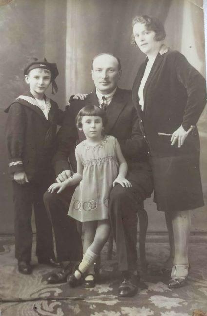 M2024_Film_Léon K - famille-jerome-prieur-Le-cas-LéonK-le-lieu-documentaire-arte