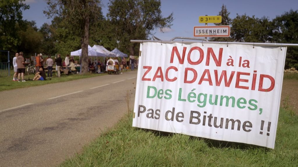 AP QUAND LA TERRE DEVIENT BÉTON - Raphaële Taquard - le lieu documentaire-QLT-manif ©sancho&co