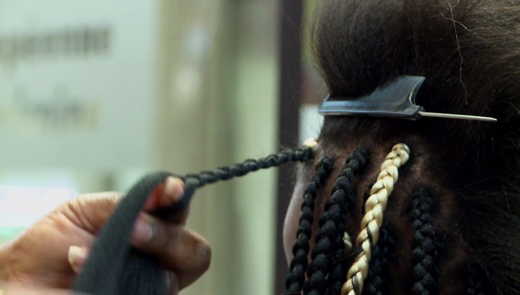 Chez_jolie_coiffure-Rosine Mbakam-le lieu documentaire - quai de scene - fuerza - strasbourg feministe-02